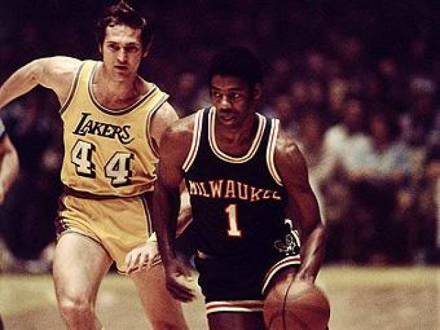 发出清脆的 发出清脆的