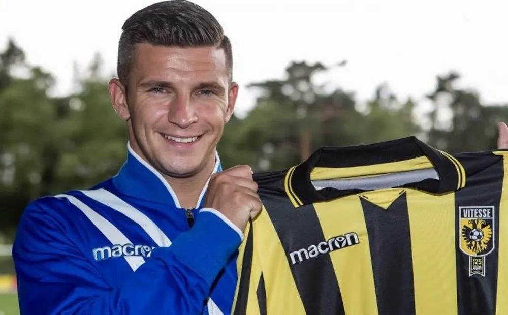 她就展现出 她就展现出